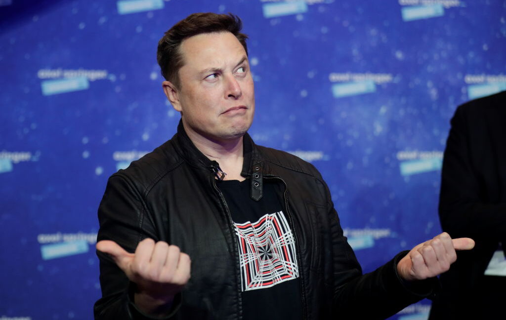Логотип X на фоне судебных документов