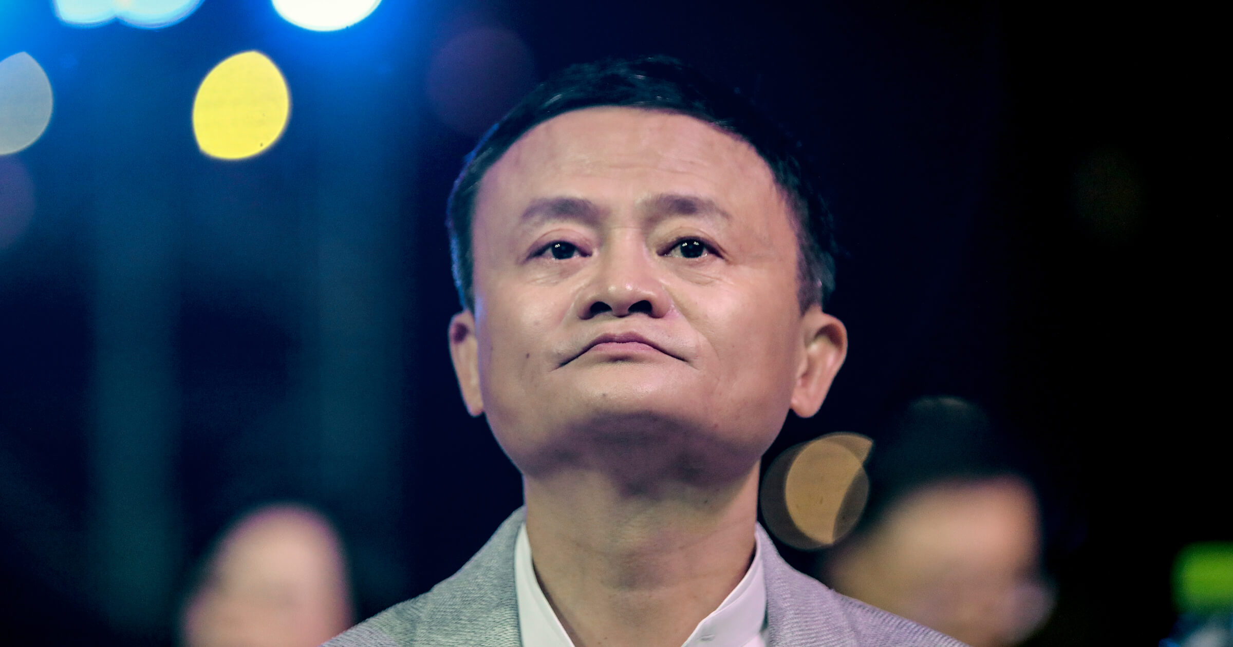 Джек Ма на фоне логотипа Alibaba
