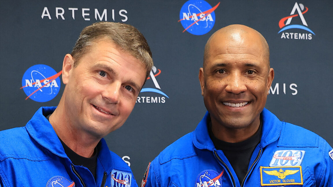 Командир Artemis II Рид Уайзман и пилот Виктор Гловер в скафандрах NASA