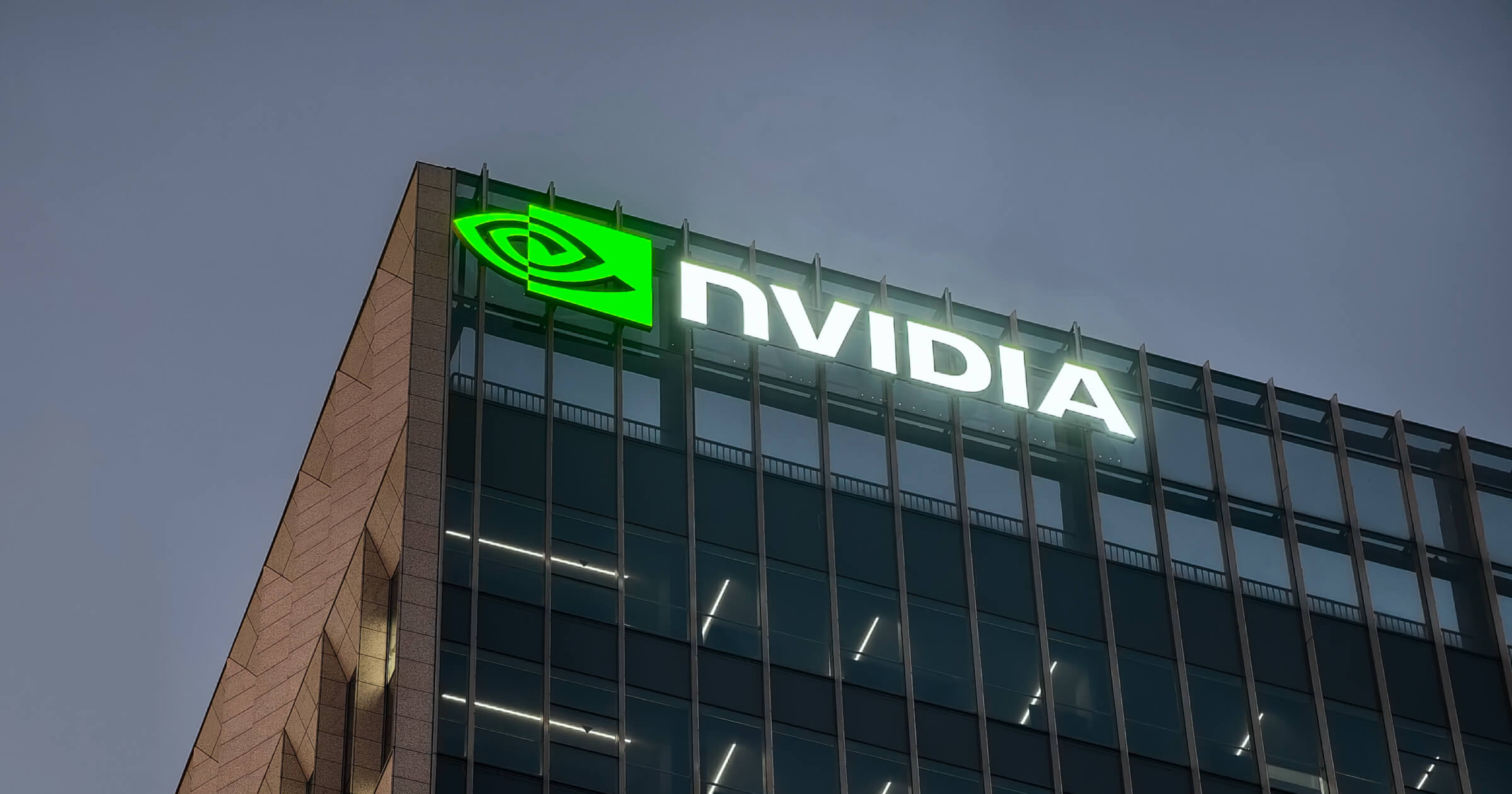 Логотип Nvidia на фоне серверной стойки