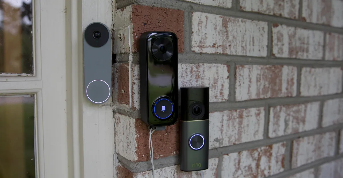 Сравнение интерфейсов ИИ-уведомлений камер Apple Home, Amazon Ring и Google Nest