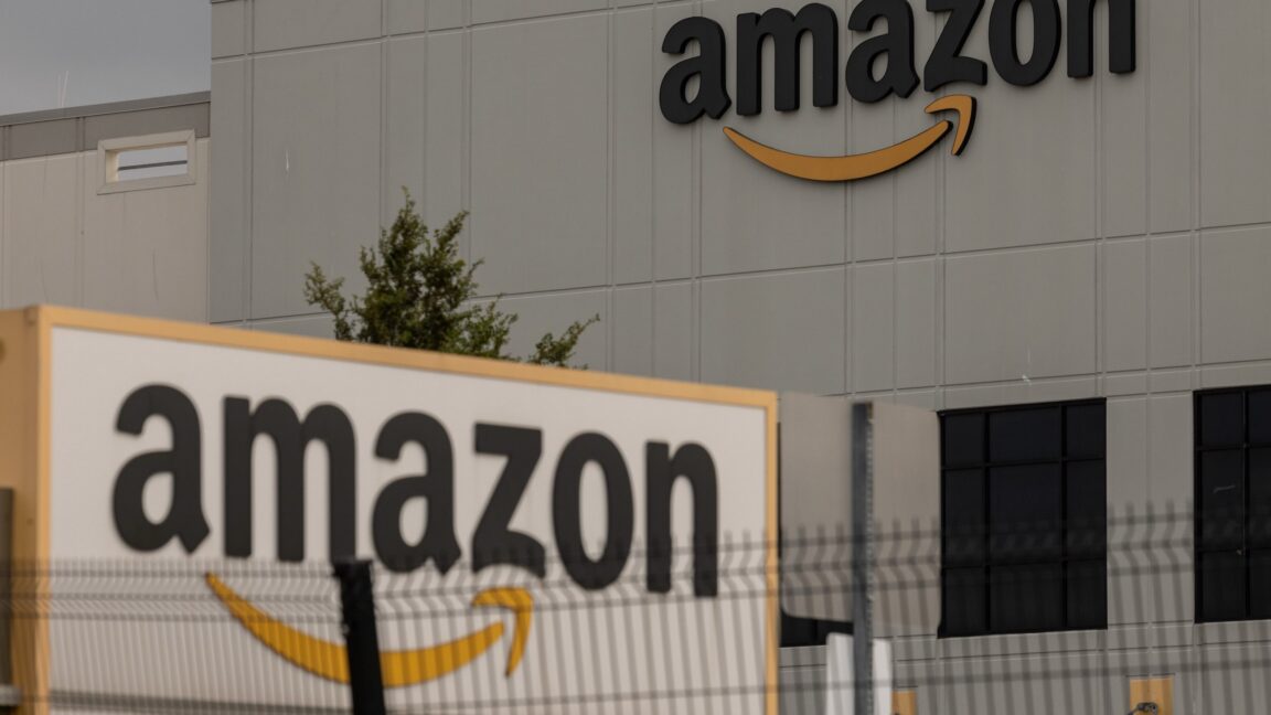 Склад Amazon: стеллажи с товарами и рабочая зона комплектовщика