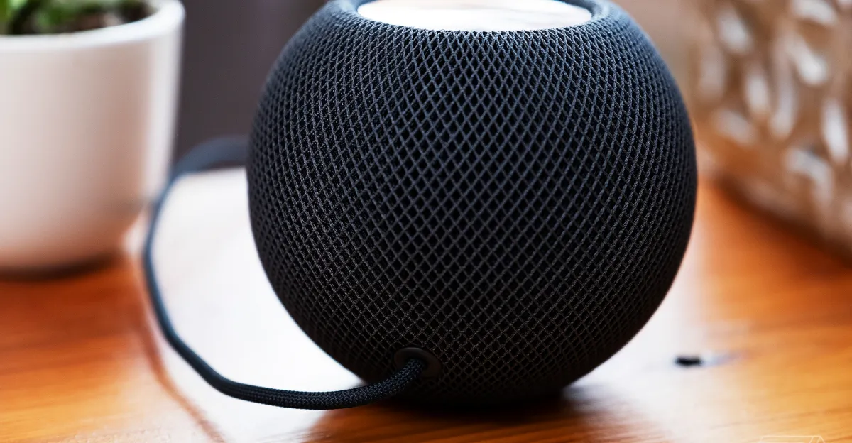 Умная колонка Apple HomePod mini и планшет iPad mini на столе