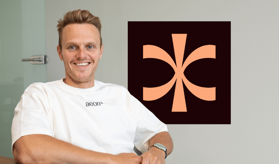 Логотип Aeon и платформа диагностики крови Aware Health на фоне медицинских данных