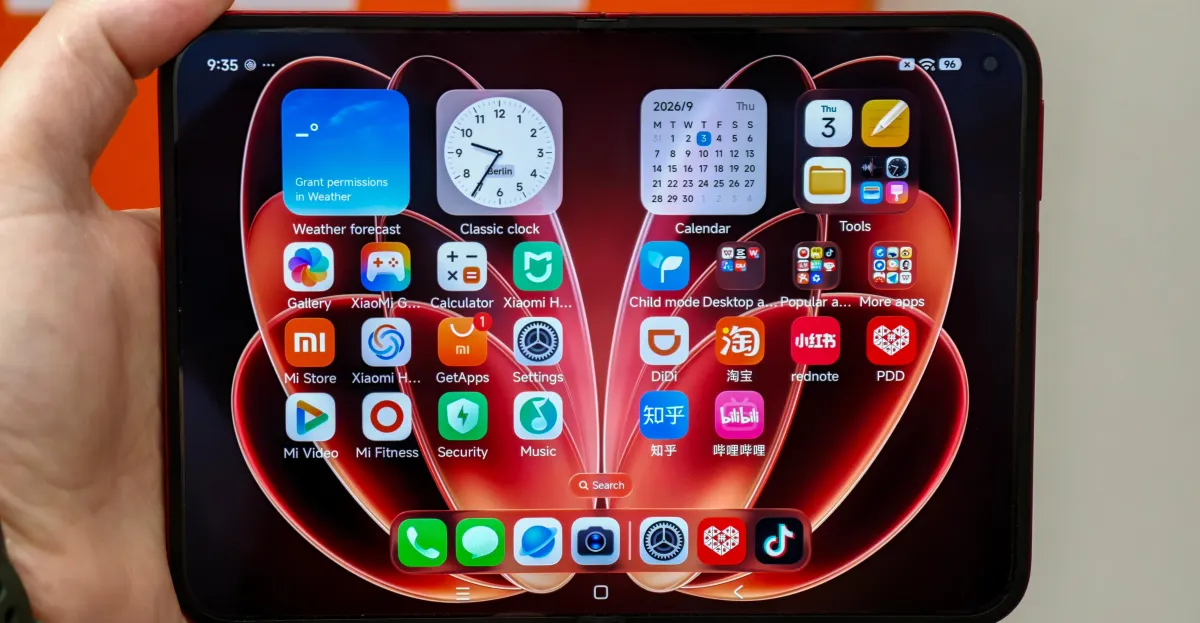 Xiaomi 18 Fold в руках, демонстрация дизайна