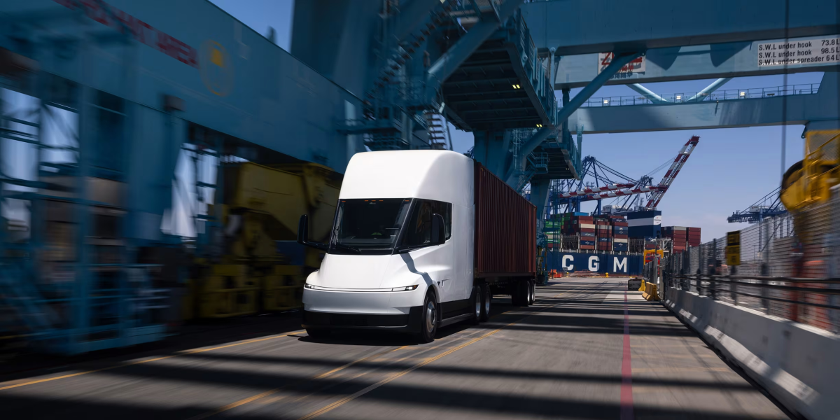 Электрический грузовик Tesla Semi на мероприятии в Рино, штат Невада