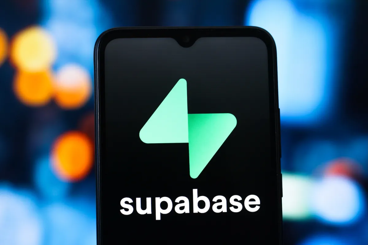 Иллюстрация к новости об открытых базах данных Supabase и утечке персональных данных пользователей