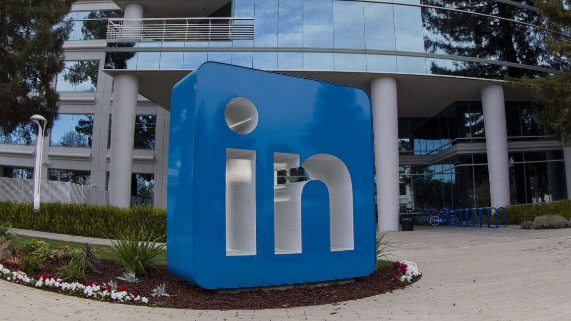 Здание федерального суда и логотип LinkedIn на экране ноутбука — иллюстрация к решению по искам о сканировании расширений браузера