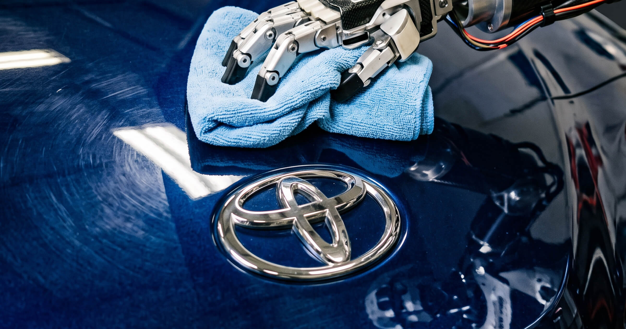 Человекообразный робот на производственной линии завода Toyota