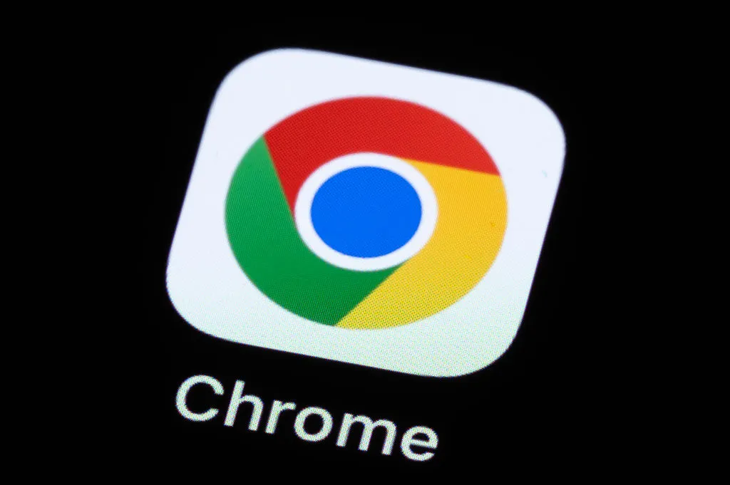 Логотип браузера Google Chrome на фоне интерфейса обновления