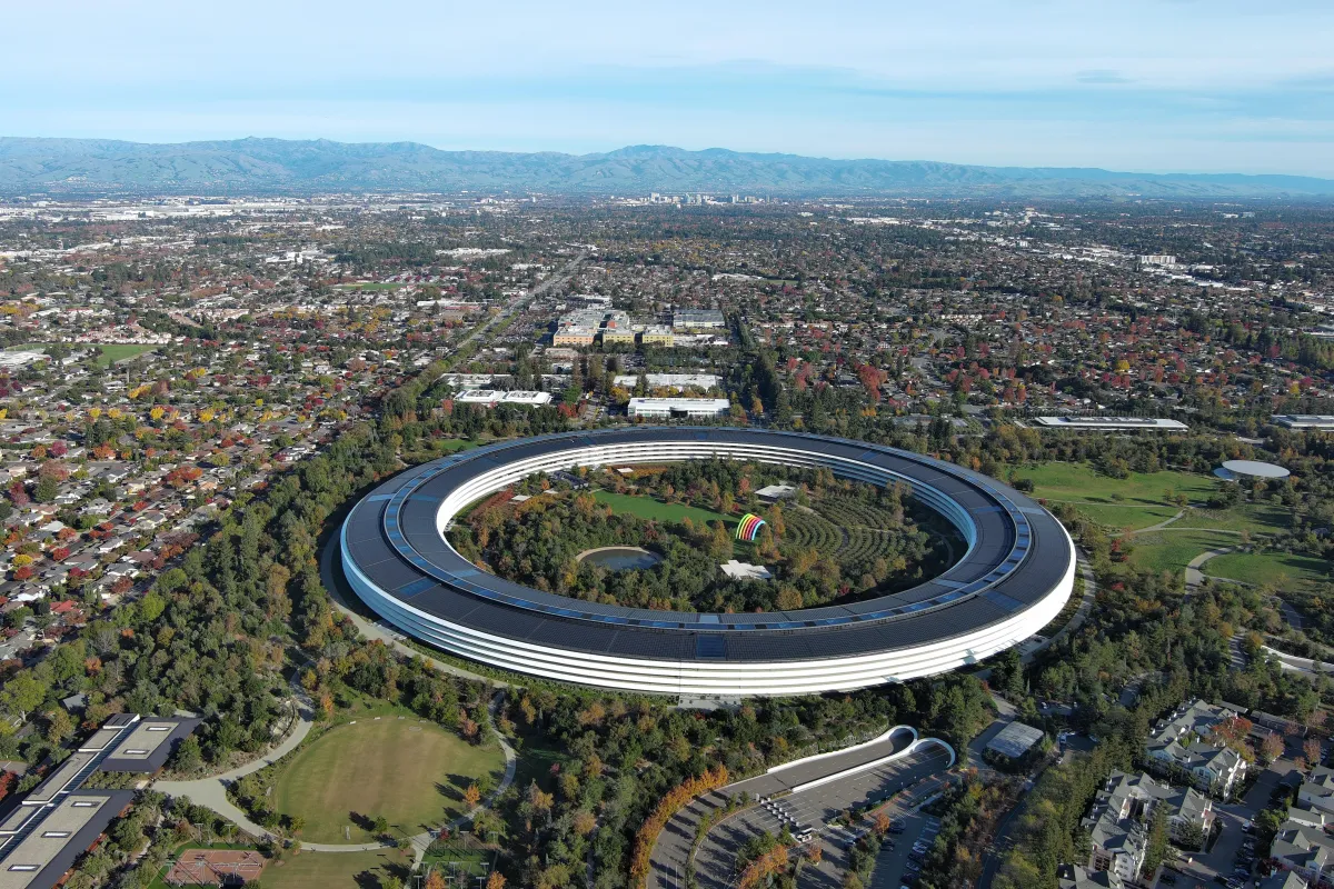 Логотипы Apple и OpenAI на фоне судебных документов