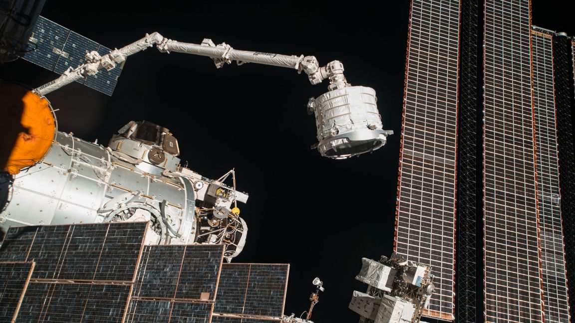 Роботизированная рука Canadarm2 на внешней поверхности Международной космической станции