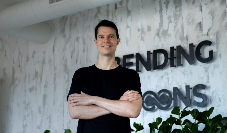 Логотипы Bending Spoons и Miro на фоне новости о сделке на €1,7 млрд