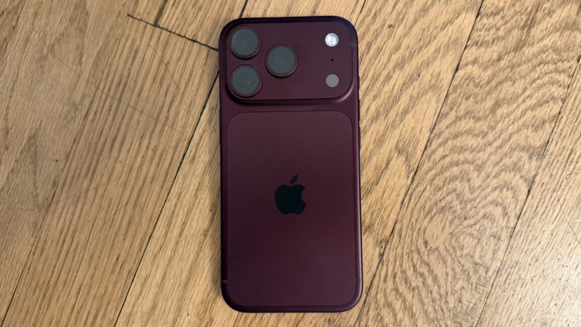 Смартфон iPhone 18 Pro в цвете бордо, обзор Ars Technica
