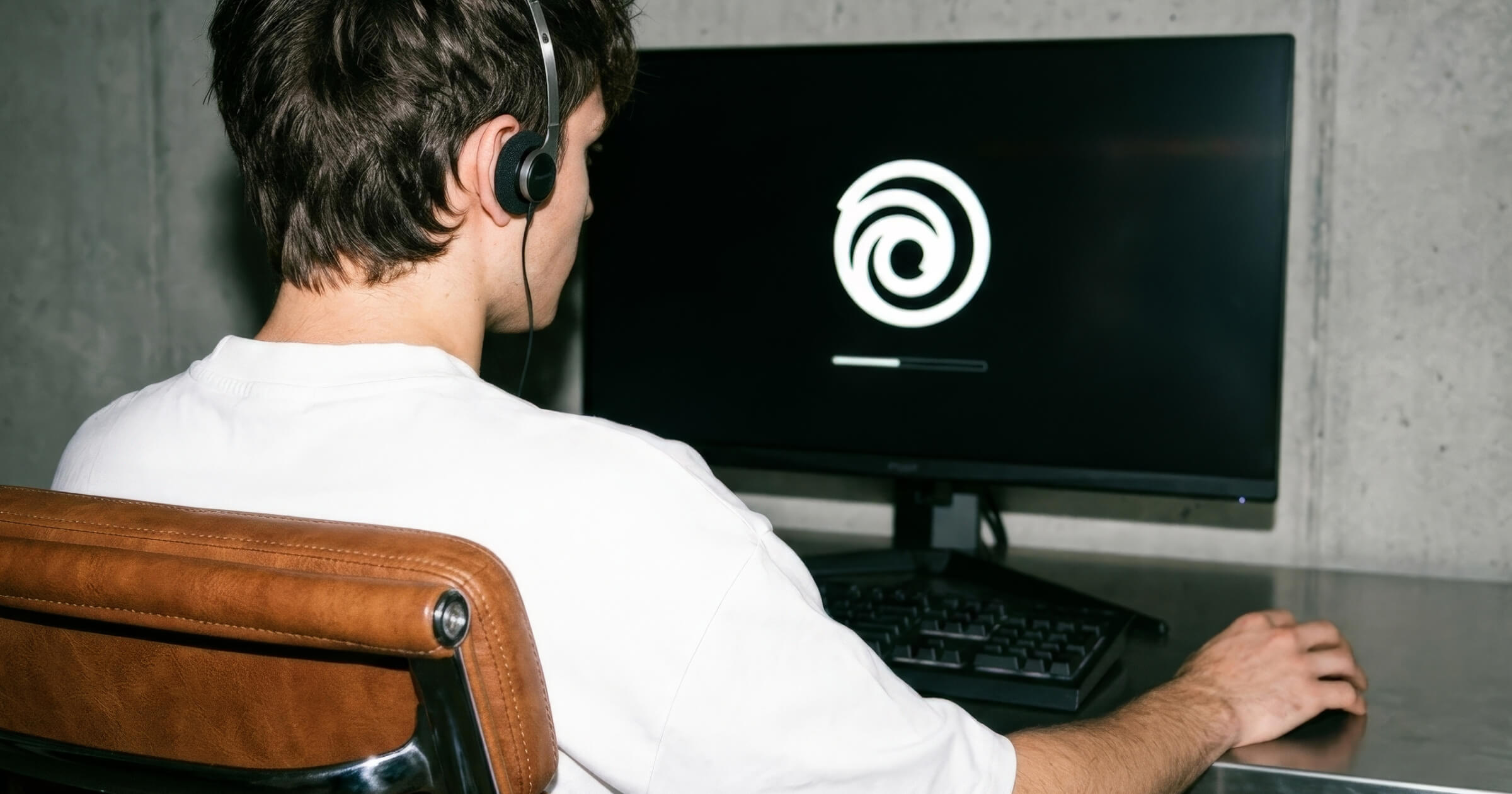 Логотип Ubisoft и интерфейс магазина Steam