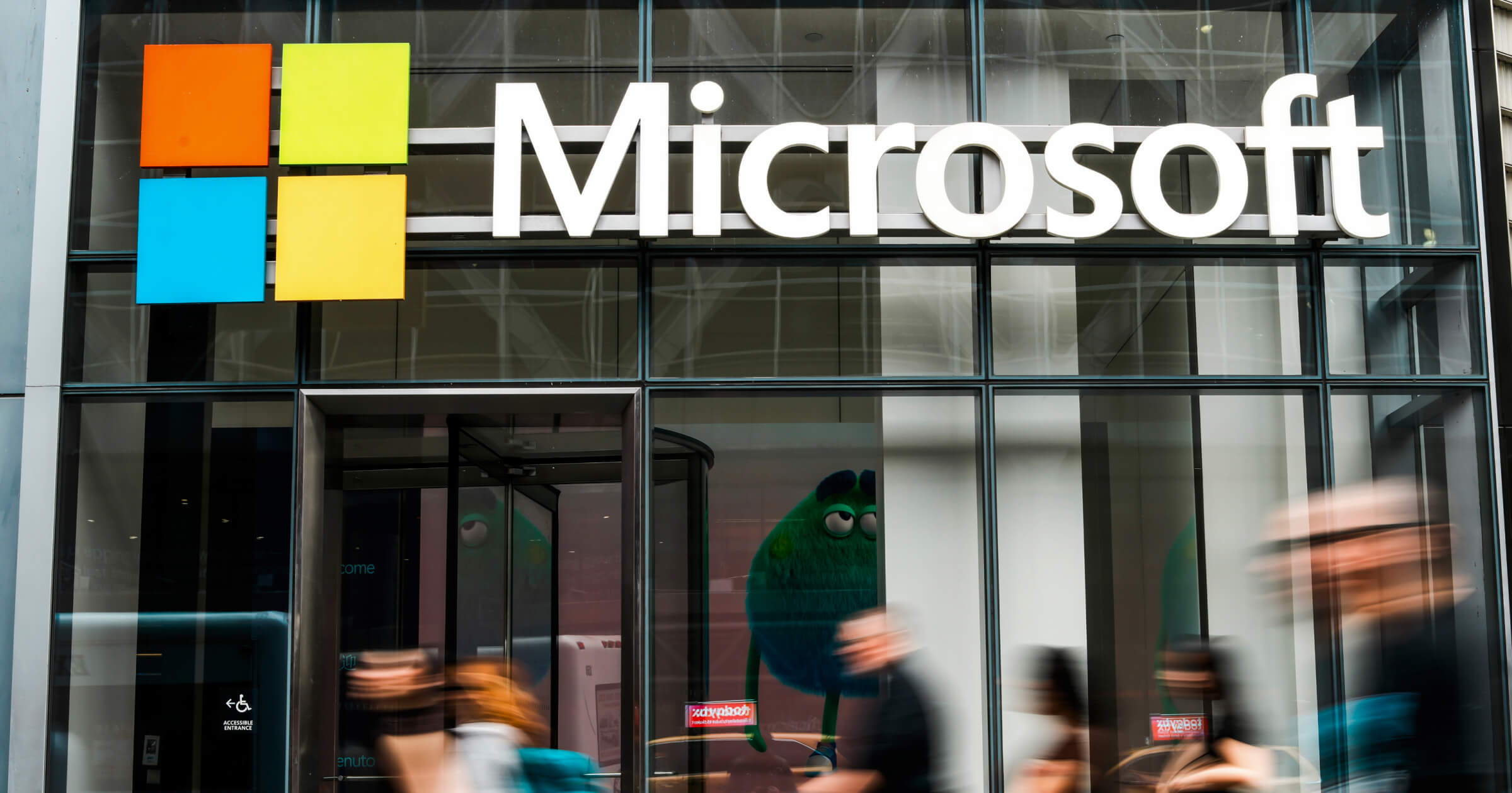 Логотип Microsoft на фоне офисного здания