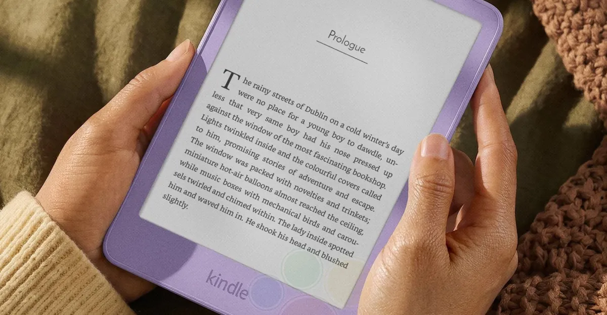 Изображение нового базового Kindle от Amazon в нескольких цветах корпуса с кнопкой питания на верхней правой грани