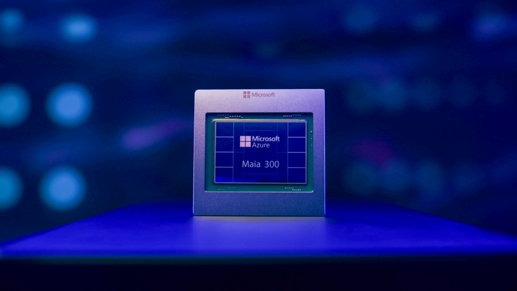 Логотип Microsoft Azure Maia на фоне серверной стойки с ускорителями