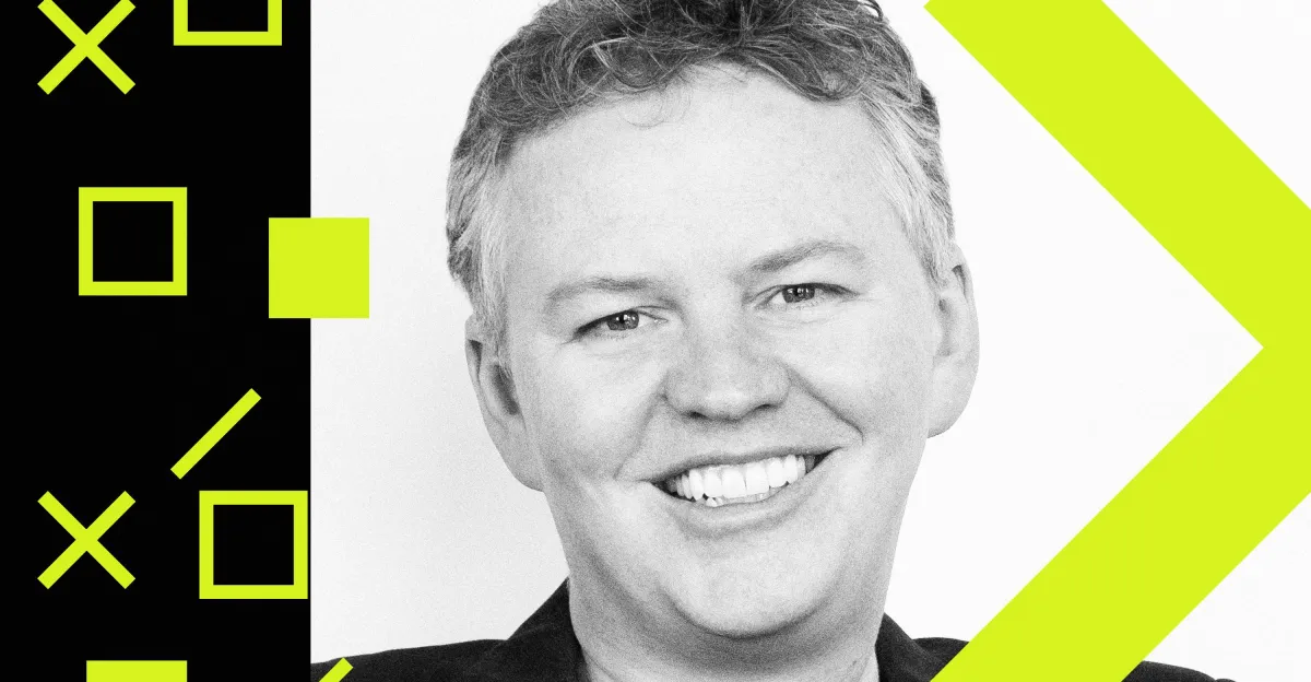 Мэтью Принс, CEO Cloudflare, на фоне логотипа компании