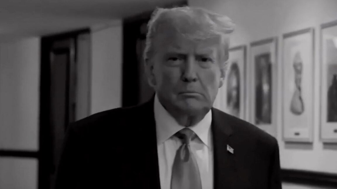 Дональд Трамп выступает на фоне флагов США