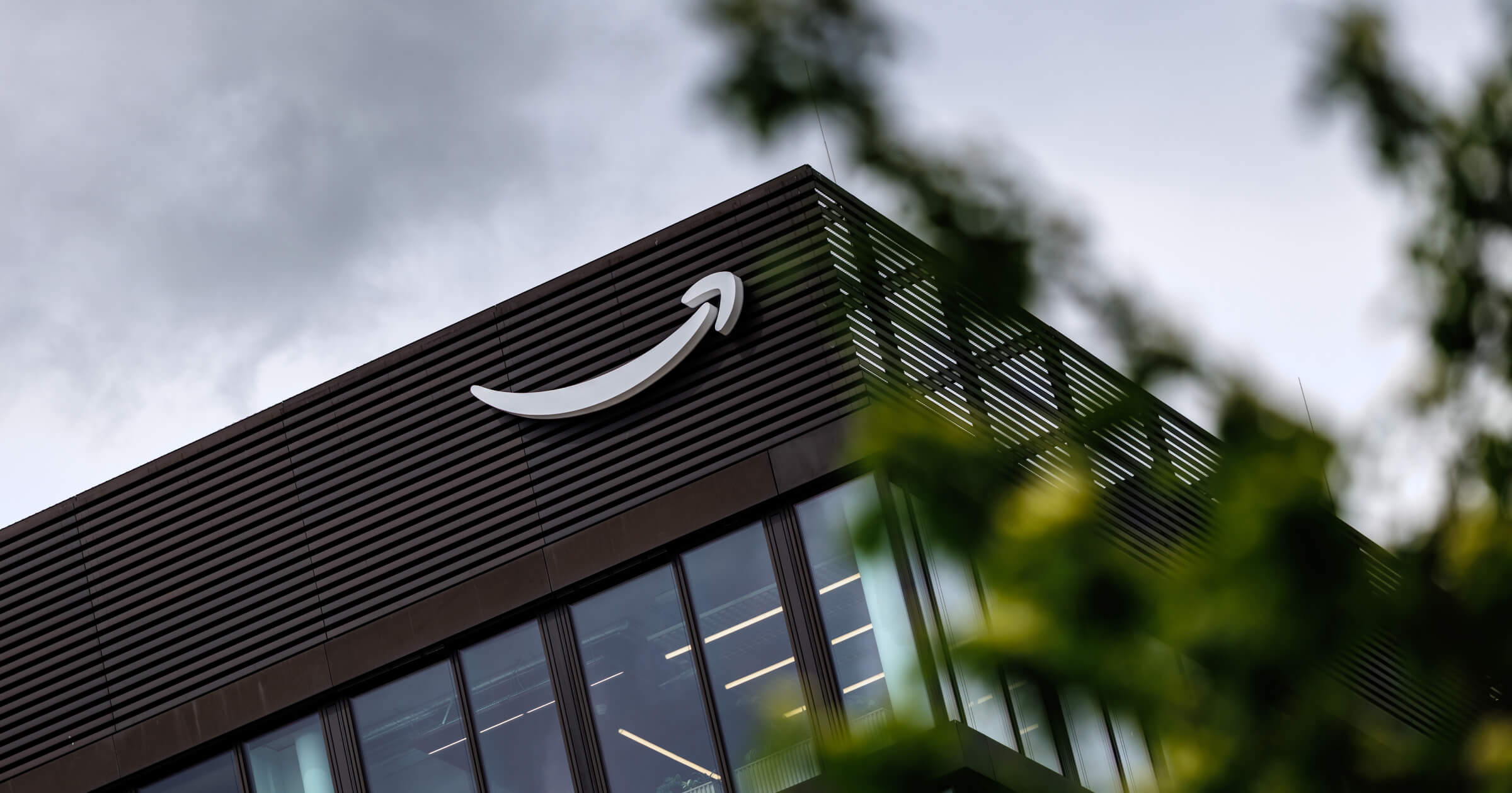 Иллюстрация к новости о переговорах Amazon о покупке ИИ-стартапа Decart за $7 млрд