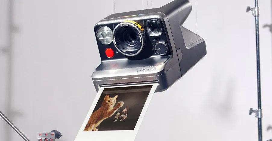 Моментальная камера Polaroid Mod с диском яркости на передней панели и переключателем творческих режимов вокруг объектива