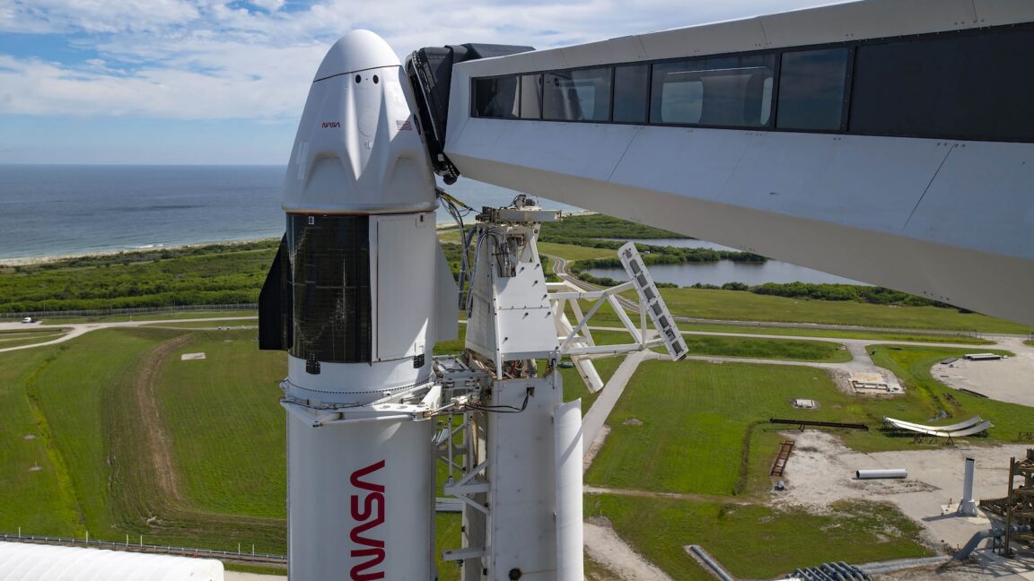 Ракета Falcon 9 с кораблём Crew Dragon на стартовой площадке