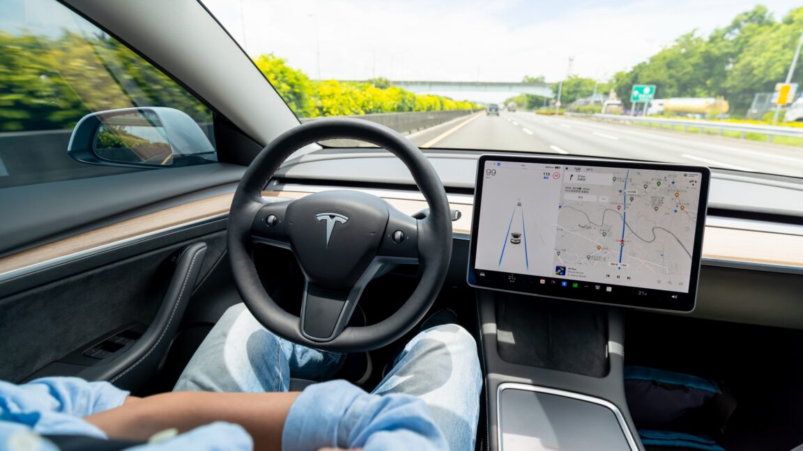 Электромобиль Tesla на зарядной станции