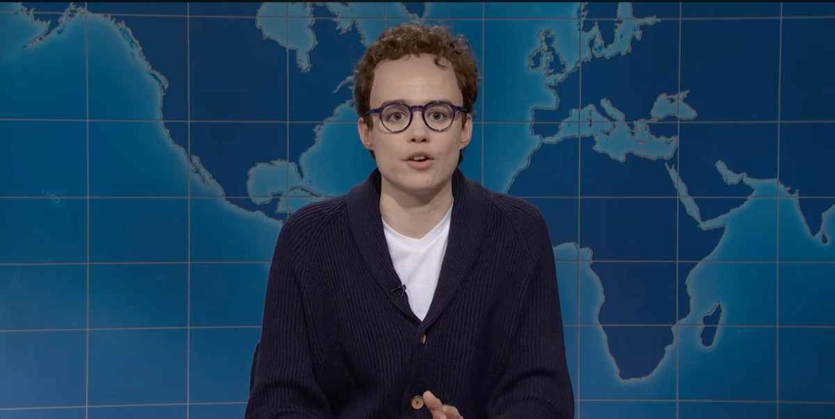 Кадр из пародийного скетча Saturday Night Live о главе Anthropic Дарио Амодеи