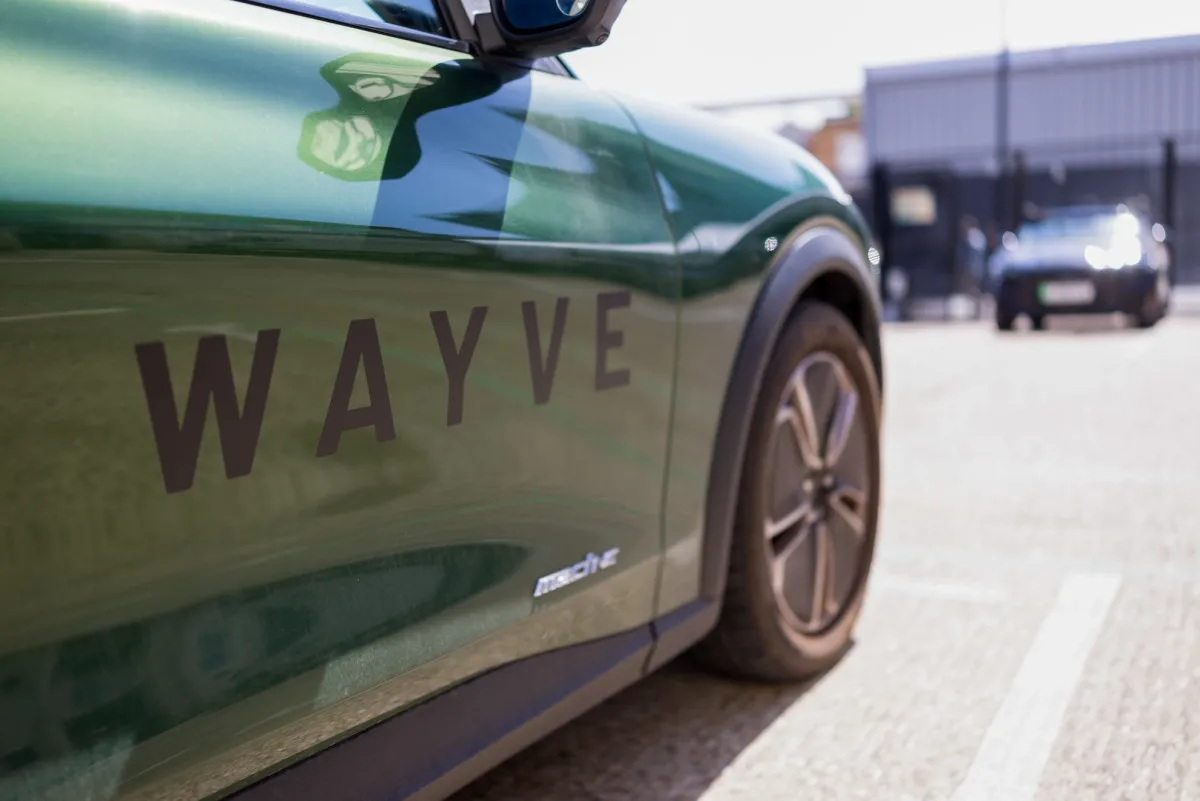 Иллюстрация к обзору TechCrunch Mobility о компаниях автономного вождения: Wayve, Waymo, Zoox и Aurora
