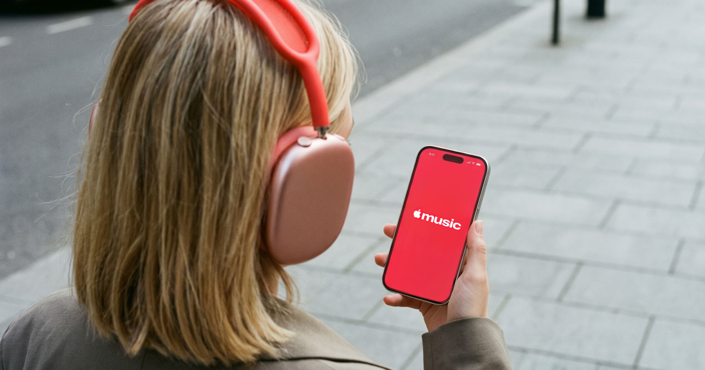 Логотип стримингового сервиса Apple Music с обновлённым жирным шрифтом и словом music со строчной буквы